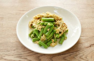 Tabağında yumurta olan kızarmış fasulye.