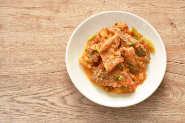 Ananas ve acı biberli kızarmış mango balığı tabakta ekşi sos.