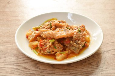 Ananas ve acı biberli kızarmış mango balığı tabakta ekşi sos.