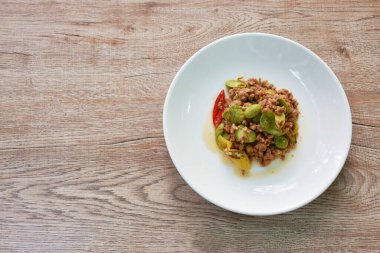 Körili karides ezmeli fasulyeli kızarmış domuz eti. Tabakta Tayland yemeği. 