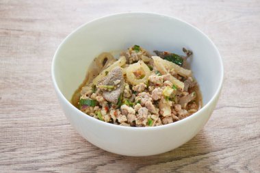 Tayland baharatlı domuz pirzolası ve karaciğer salatası ile dilimlenmiş et.