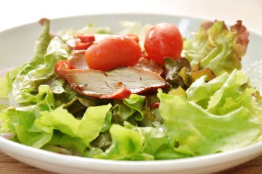 Izgara domuz eti taze sebze salatası Tayland baharatlı deniz ürünleri sosu tabakta 