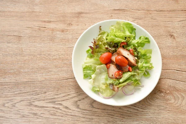 Carne Porco Grelhada Molho Salada Vegetal Fresco Molho Frutos Mar — Fotografia de Stock