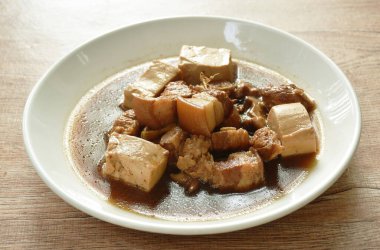 Kaynamış domuz eti ve yeşil sebze çorbası tabakta tofu. 