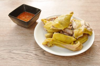 Haşlanmış tavuk eti ve balık sosuna bulanmış bacak baharatlı sosla soslanmış.