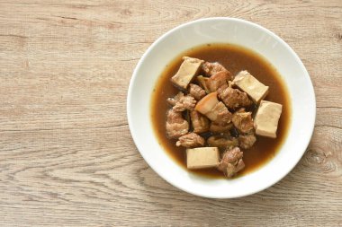 Kaynamış domuz eti ve yeşil sebze çorbası tabakta tofu. 