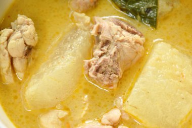 Hindistan cevizli tavuklu haşlanmış karpuz yeşil köri çorbası kasede birkaç pirinç eriştesi ye.