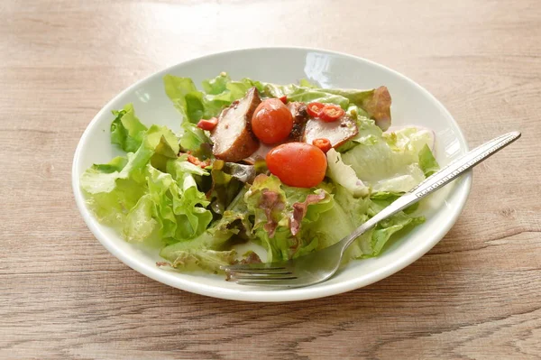 Carne Porco Grelhada Molho Salada Vegetal Fresco Molho Frutos Mar — Fotografia de Stock