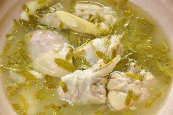 Kokt Kycklingben Med Ört Och Tamarind Leaf Thai Kryddig Soppa — Stockfoto