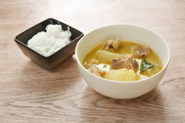 Hindistan cevizli tavuklu haşlanmış karpuz yeşil köri çorbası kasede birkaç pirinç eriştesi ye.