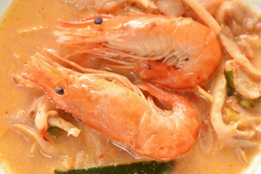 Tayland baharatlı çorbada haşlanmış nehir karidesi mi yoksa tabakta Tom yum kung mu?