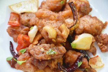 Cevizli kızarmış tavuk ve tabakta soğan.