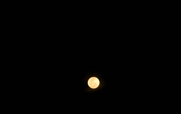 黄昏の空に浮かぶ明るい月 — ストック写真
