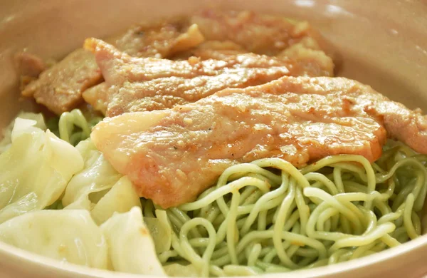 玉中華卵麺トッピング韓国の揚げスライス豚肉とキャベツドレッシングソース丼 — ストック写真
