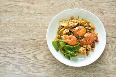 Baharatlı biber, kızarmış tavuk ve fesleğen yapraklı karides.