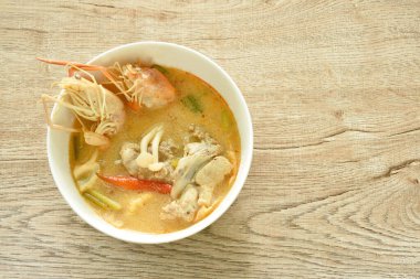 Tayland baharatlı bitki çorbasında tavuklu haşlanmış nehir karidesi mi yoksa kasede Tom yum kung mu?