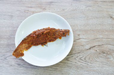 Baharatlı kızarmış balık tabakta köri sosu.  