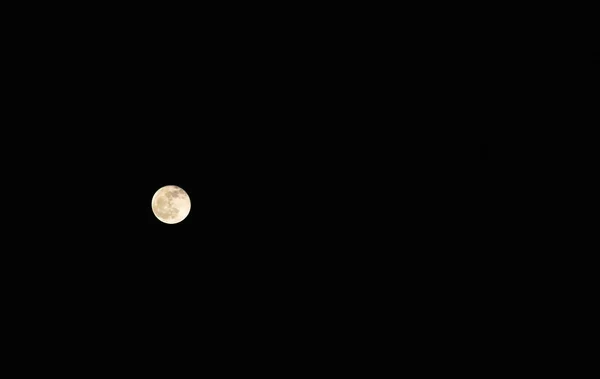 Lua Brilhante Flutuando Céu Fundo Crepúsculo — Fotografia de Stock