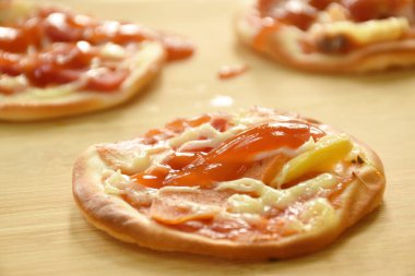 Küçük ev yapımı pizza sosis ve peynir dilimlenmiş.