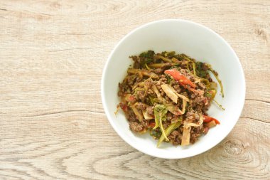 Baharatlı kızartılmış bambu filizi ve fesleğen yaprağıyla et doğrama