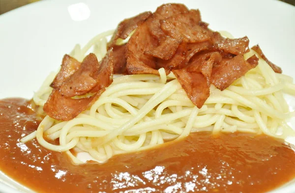 Spaghettis Cuits Vapeur Avec Sauce Tomate Garniture Tranche Croustillante Saucisse — Photo