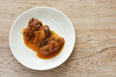  Kızarmış tavuk budu tabakta tatlı sos sosu