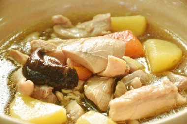 Patatesli haşlanmış tavuk ve tatlı kırmızı soslu havuç.