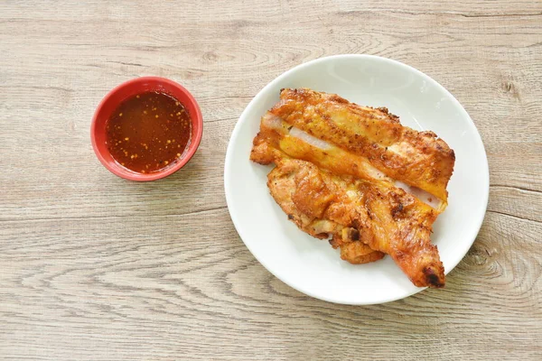 Ayam Panggang Ketat Menusuk Kayu Tongkat Piring Dicelupkan Dengan Saus — Stok Foto