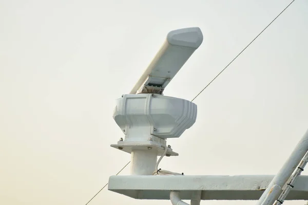Радар Гидролокатор Крыше Корабля Реке Закате — стоковое фото