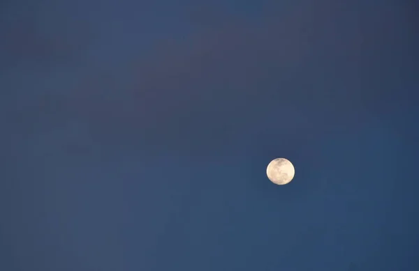 Φωτεινό Φεγγάρι Που Επιπλέει Στον Ουρανό Φόντο Λυκόφως — Φωτογραφία Αρχείου