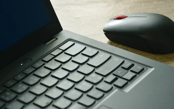Laptop Mysz Komputerowa Drewnianym Stole — Zdjęcie stockowe