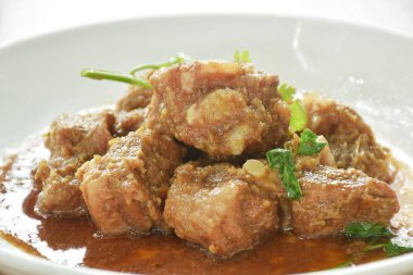 Kızarmış domuz kemiği, sarımsak ve biber soslu tabak. 