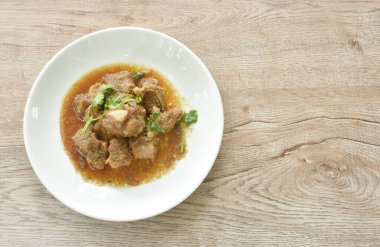 Kızarmış domuz kemiği, sarımsak ve biber soslu tabak. 