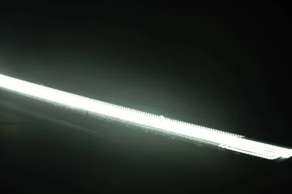 Світлодіодні Лампочки Передній Машині Блискучі Темну Ніч Краплями Води Дощовий — стокове фото