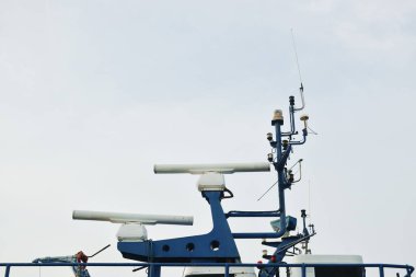 Radar ve sonar günbatımında nehrin çatısında.  