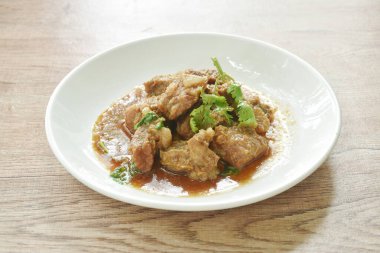 Kızarmış domuz kemiği, sarımsak ve biber soslu tabak. 