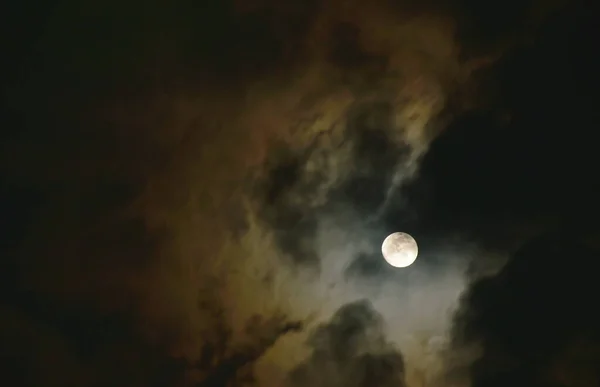 Jasný Měsíc Plovoucí Obloze Oblaku Pozadí — Stock fotografie