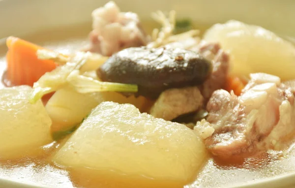 煮熟的冬瓜猪骨 配上胡萝卜和蘑菇汤 — 图库照片