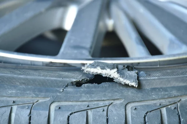 Kazadan Dolayı Magnezyum Alaşımlı Tekerleğin Lastiği Kırılmış — Stok fotoğraf