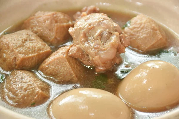 煮鸡蛋配鸡腿和炸豆腐在香草褐色汤碗里 — 图库照片
