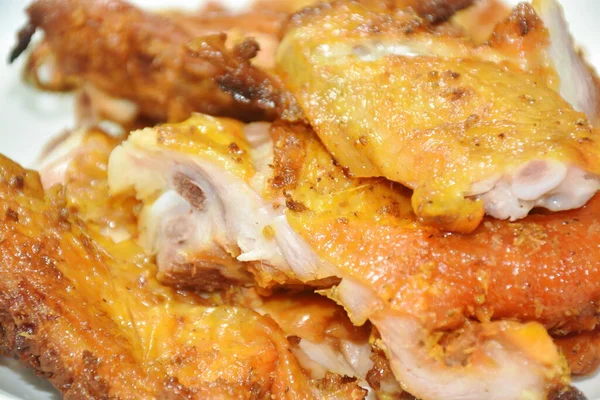 Daging Ayam Panggang Ketat Dan Sayap Piring Dicelupkan Dengan Saus — Stok Foto