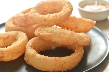 Un, peynir ve mayonez soslu kızarmış soğan halkası. 