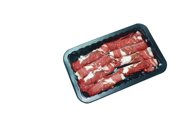 生の冷凍牛肉の肉のスライスロール成分白い背景にプラスチックトレイ上の食品 — ストック写真