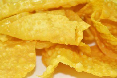 Kızarmış hamur unu, tatlı acı biber sosu tabakta.  