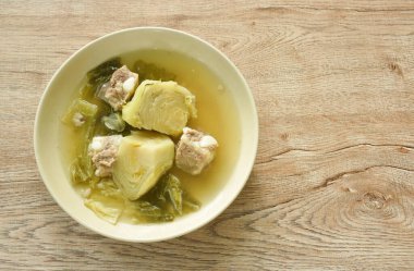 Haşlanmış lahana turşusu ve domuz kemiği tabakta temiz çorba.