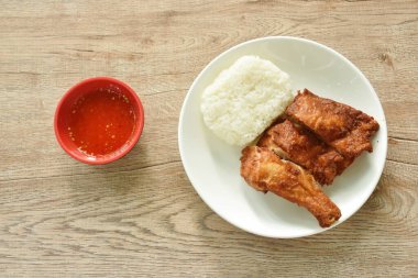 Kıtır kıtır, kızarmış, tuzlu, sıkı tavuk ve tavuk budu. Yapışkan pirinçle birlikte ye.