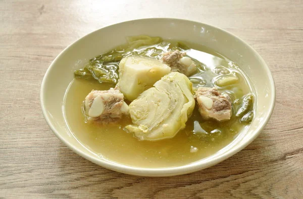 돼지고기 양배추와 수프를 접시에 끓인다 — 스톡 사진