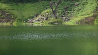 Klong Klang su rezervuarı gölü, Tayland 'da dağ arkaplanı.