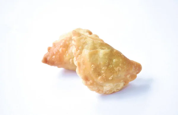 Mini Kip Gevuld Curry Puff Rangschikken Witte Achtergrond — Stockfoto