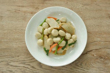 Kızarmış balık oltası ve tabağında havuç olan top. 